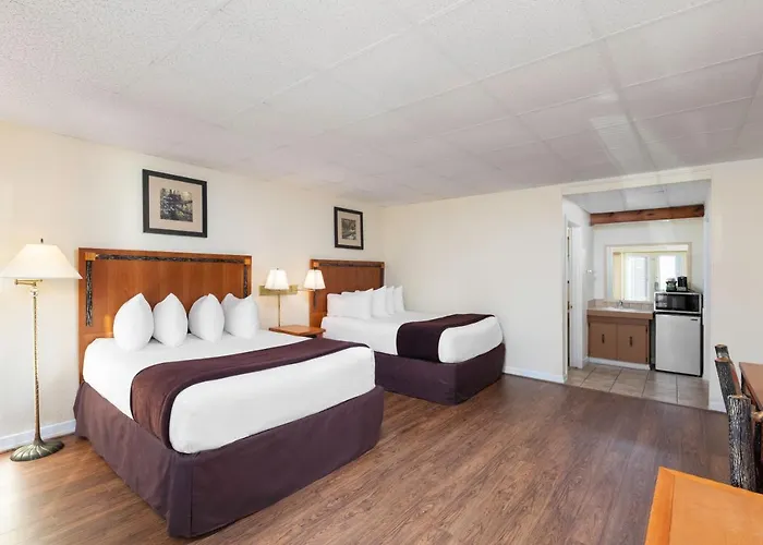 Top Hotels Along the Lively Downtown Gatlinburg Strip