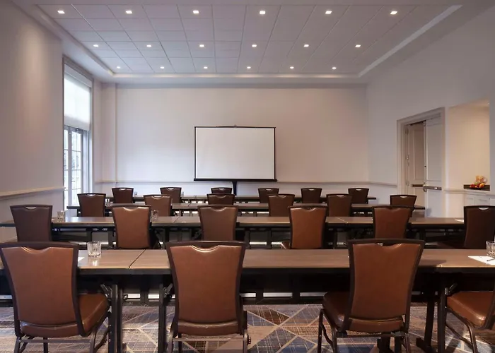 Top Hotels Near Seaworld in San Antonio